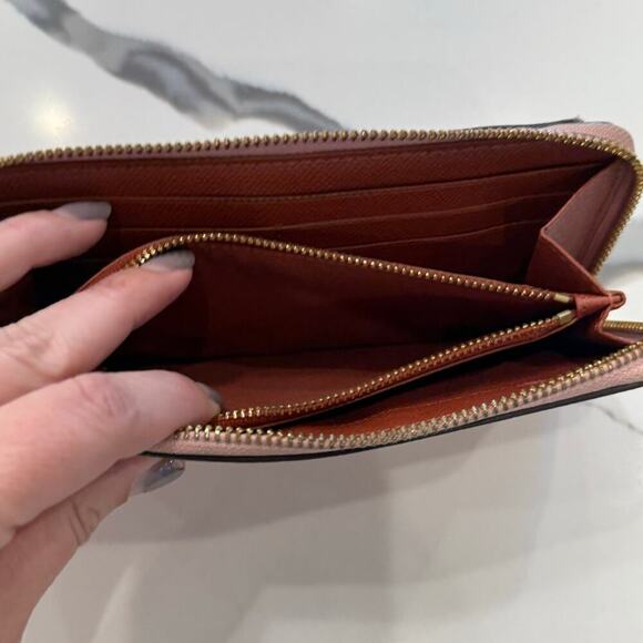 Coach Colorblock
Multifunctional Wallet
F25967 Blush/Terracotta - Picture 7 of 15